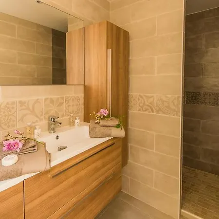Semesterbostad Saint-tropez Sleeps 6 Air Con Wifi
